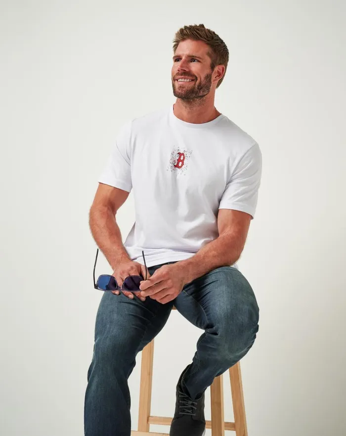 Men Tees TravisMathew BOSTON RED SOX IN THE DUGOUT TEE White Men Tees TravisMathew BOSTON RED SOX IN THE DUGOUT TEE White