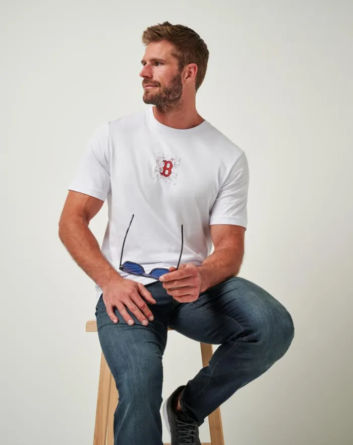 Men Tees TravisMathew BOSTON RED SOX IN THE DUGOUT TEE White Men Tees TravisMathew BOSTON RED SOX IN THE DUGOUT TEE White