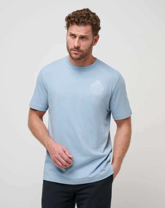 Men Tees TravisMathew NAME ASSOCIATION TEE Dusty Blue