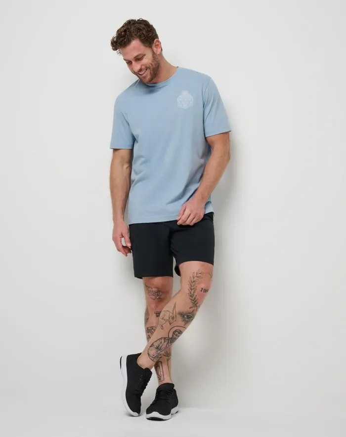 Men Tees TravisMathew NAME ASSOCIATION TEE Dusty Blue