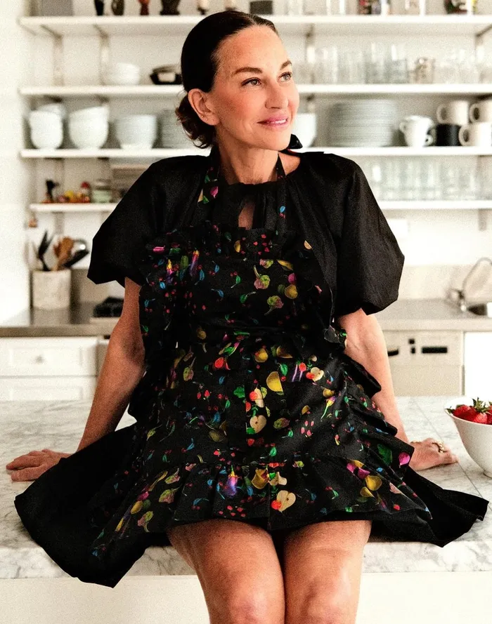Women Cynthia Rowley Home CR X Kit Ruffle Apron Black