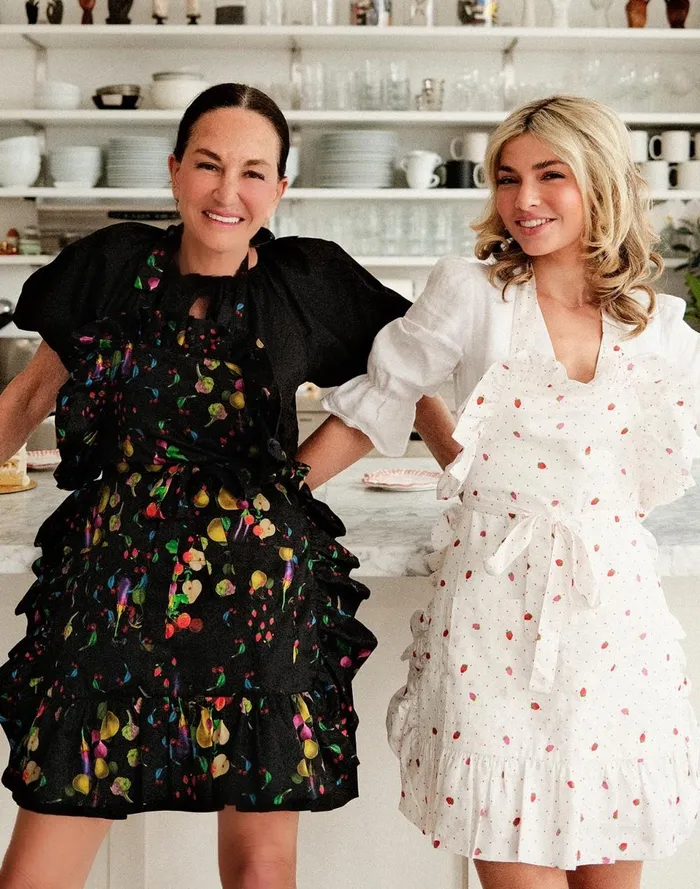 Women Cynthia Rowley Home CR X Kit Ruffle Apron Black