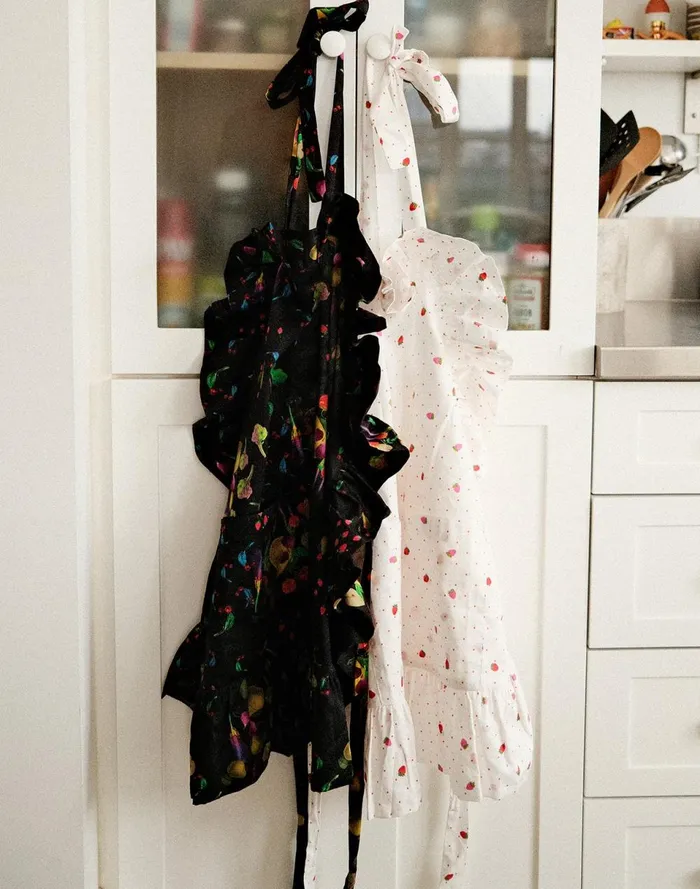 Women Cynthia Rowley Home CR X Kit Ruffle Apron Black